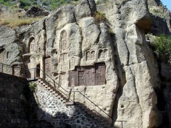 Монастырь  представляет собой шедевр армянской культуры: уникальные барельефы и хачкары выполнены на стенах его церквей.
