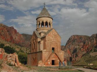 Увидеть в окружении красных скал цветок армянского зодчества и скульптуры – Монастырь Нораванк!
